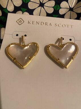 Mother’s day gift 💝 Kendra Scott Gold Heart Mother-of-Pearl Drop Earrings 💜